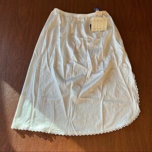 Vanity Fair 24” Slip White small
